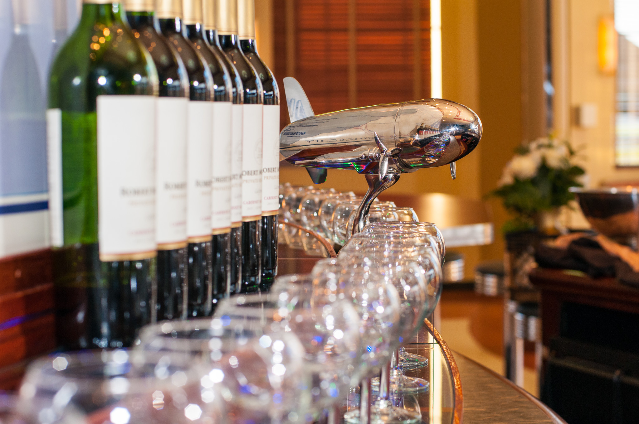 beer and wine service at fantasy of flight wedding